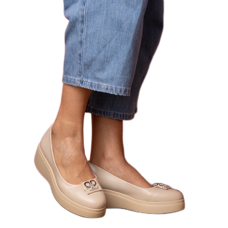 Sapatos bege na plataforma com uma decoração de zircão
