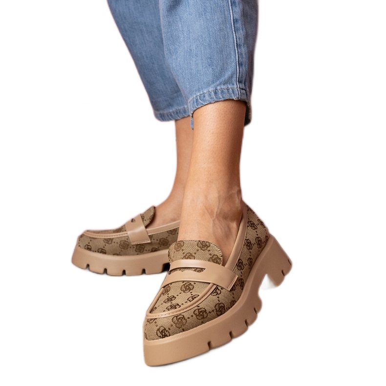 Mocas marrons femininos com bordado castanho