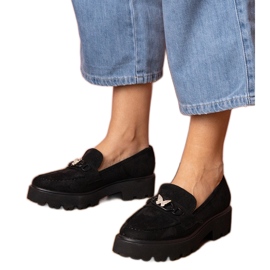 Mocas de mulheres negras com uma borboleta de zircão preto Mocas de mulheres negras com uma borboleta de zircão preto