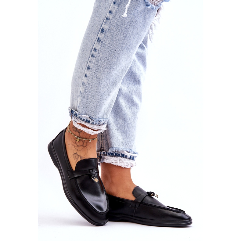 Mocassins negros femininos com um cadeado decorativo preto