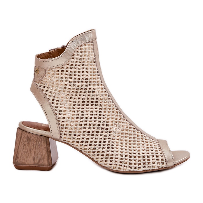 Saltos altos de couro feminino com um calcanhar de Maciejka aberto 06899-25 Golden-beige bege