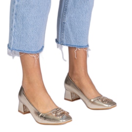 Bombas douradas com saltos baixos com zircões dourado Bombas douradas com saltos baixos com zircões dourado