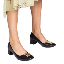 Bombas pretas de bainha com uma decoração de ouro preto Bombas pretas de bainha com uma decoração de ouro preto