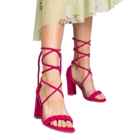 Sandálias rosa amarradas no poste