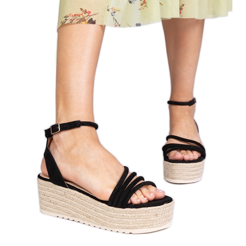 Sandálias alpercatas pretas na plataforma preto