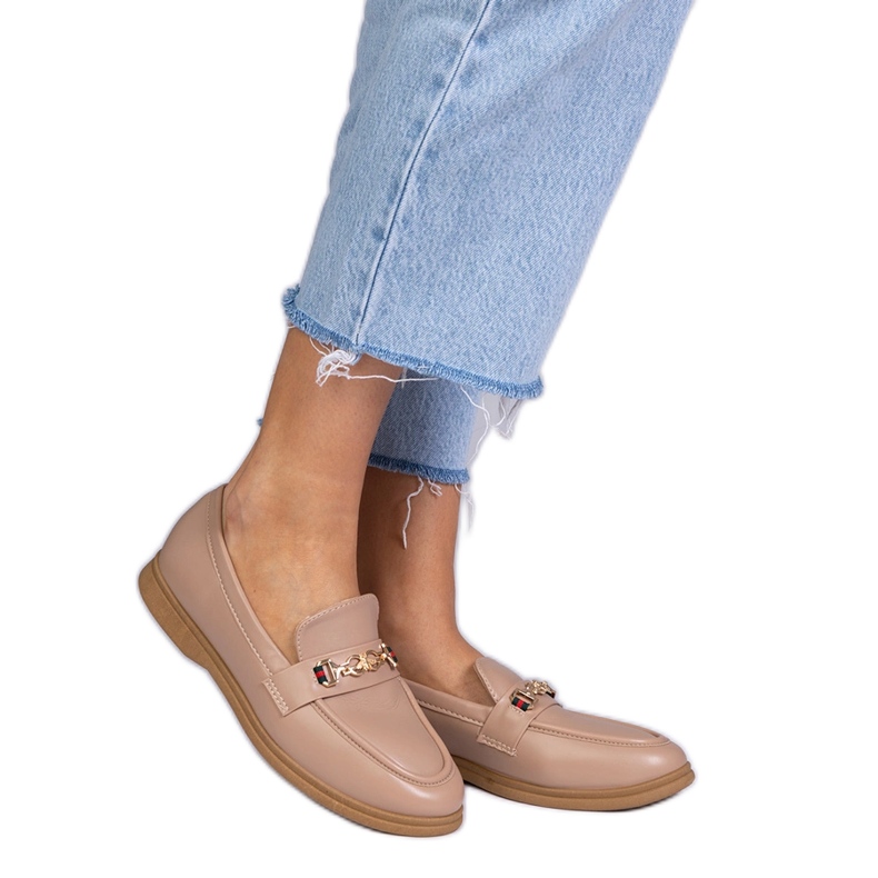 Mocas marrons com uma decoração de ouro castanho