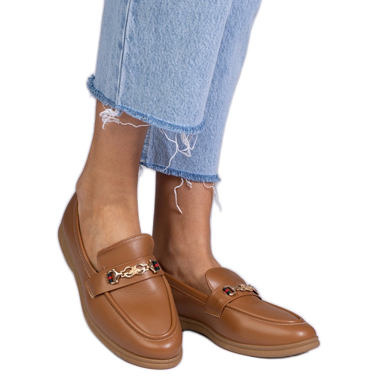 Mocas marrons escuros com uma decoração de ouro castanho Mocas marrons escuros com uma decoração de ouro castanho