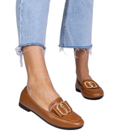 Mocassins de mulheres marrons com uma decoração de ouro castanho Mocassins de mulheres marrons com uma decoração de ouro castanho