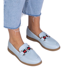 Mocassins azuis com um ornamento azul