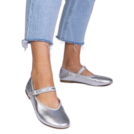 Ballerinas de Silver Women com uma fivela prata