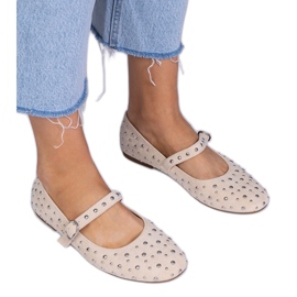 Bailarinas bege com pregos e fivelas Bailarinas bege com pregos e fivelas