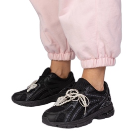 Tênis pretos com decorações destacáveis