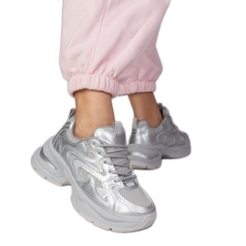 Tênis de esportes de prata em uma sola grossa