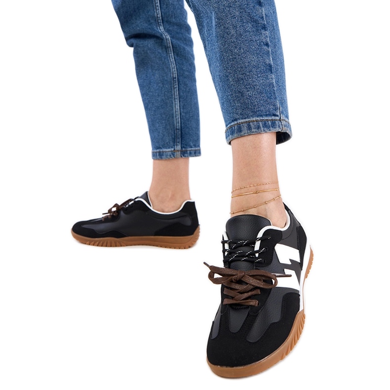 Tênis pretos tênis com cadarços coloridos