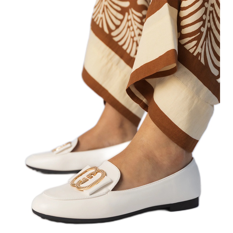 Mocas de mulheres brancas com uma decoração de ouro branco Mocas de mulheres brancas com uma decoração de ouro branco