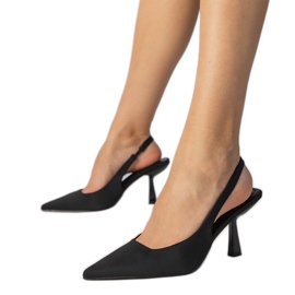 Bombas de cetim pretas com um salto aberto preto