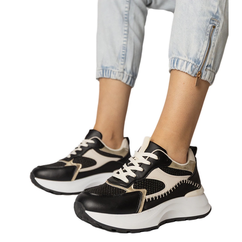 Tênis esportivos negros com uma inserção trançada preto