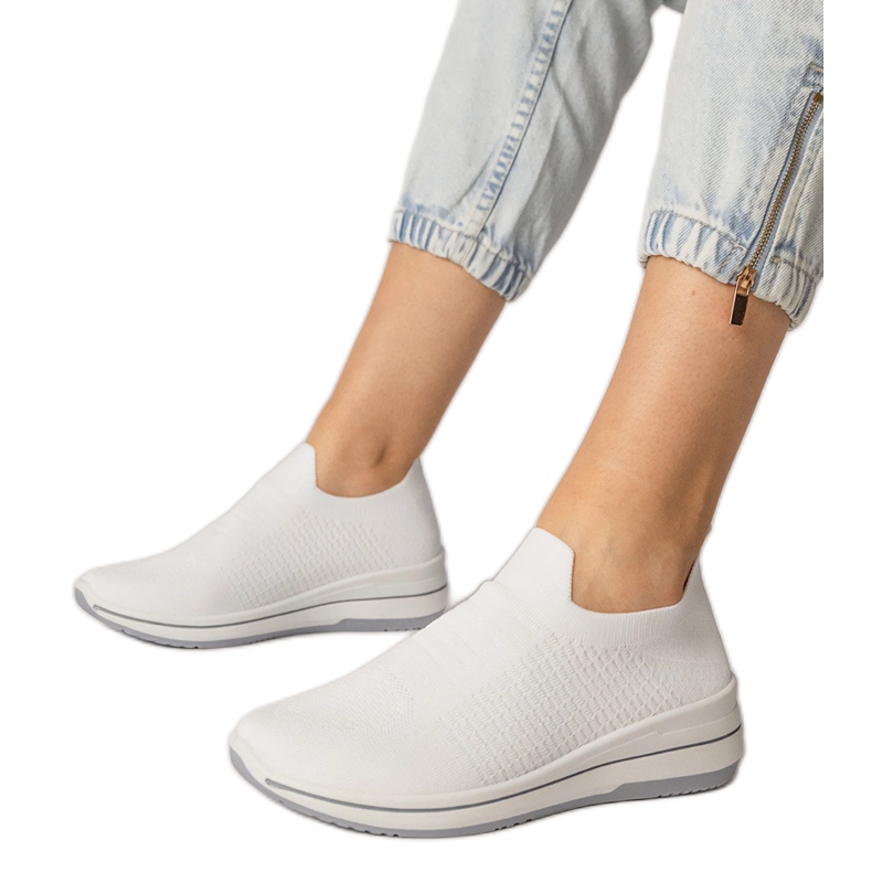 Tênis esportivo branco slip-on
