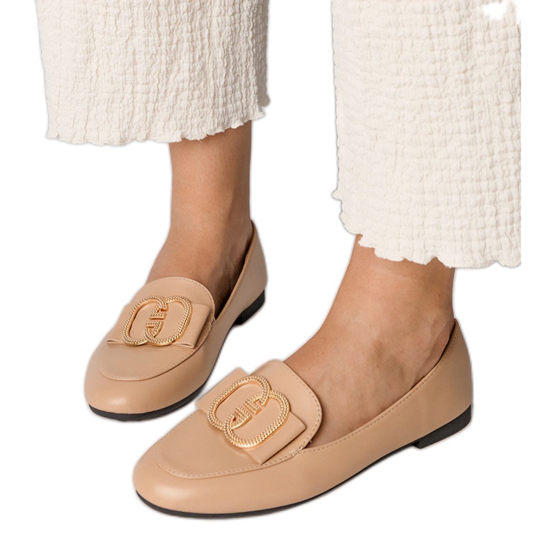 Mocas femininas cremosas com uma decoração de ouro cremoso