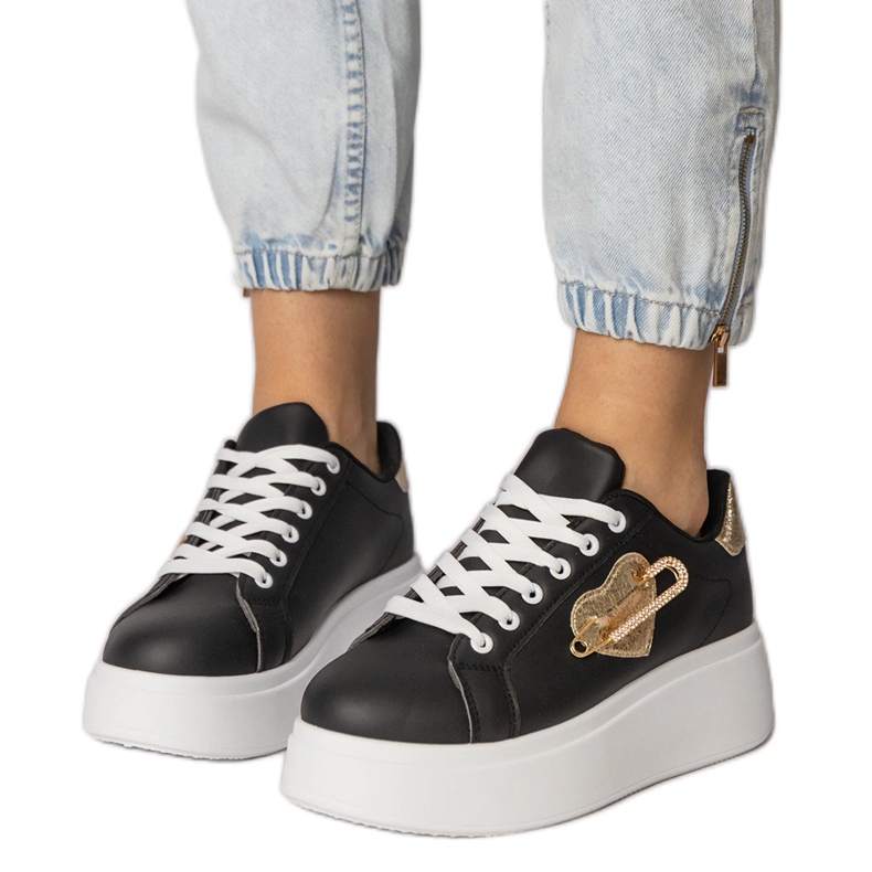 Tênis negros com coração e pino de segurança Lerisol preto