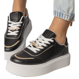 Tênis pretos decorados com glitter e zircões