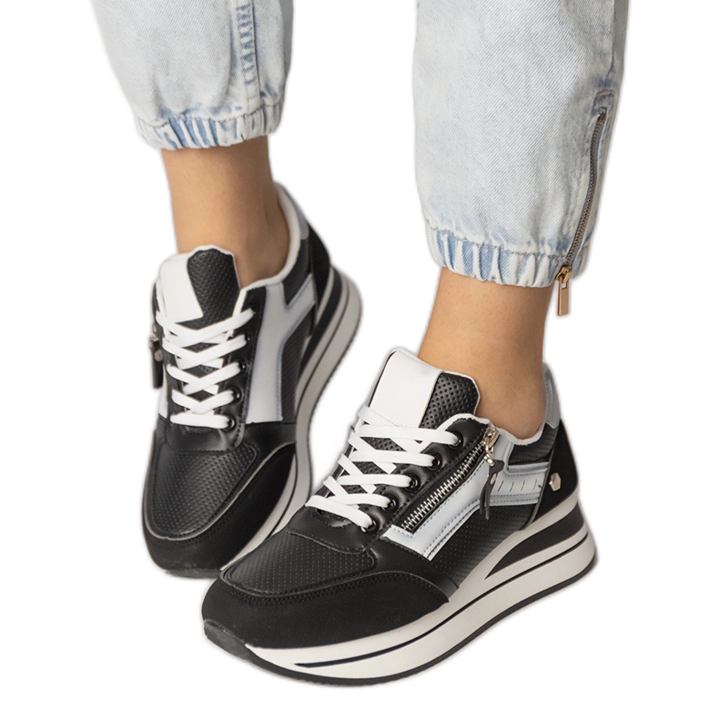 Tênis de esportes pretos decorados com um controle deslizante