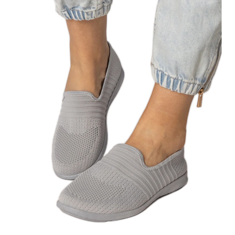 Tênis de mulheres cinzas