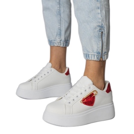 Tênis brancos com coração vermelho Tênis brancos com coração vermelho