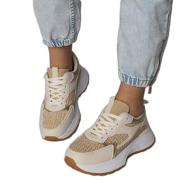 Tênis esportivos bege com uma inserção trançada