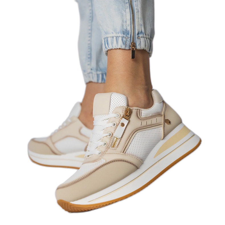 Tênis esportivos bege decorados com um controle deslizante