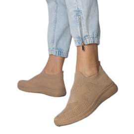 Tênis esportivos bege com um superior em socas