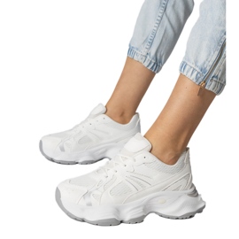 Tênis esportivo branco com sola enorme