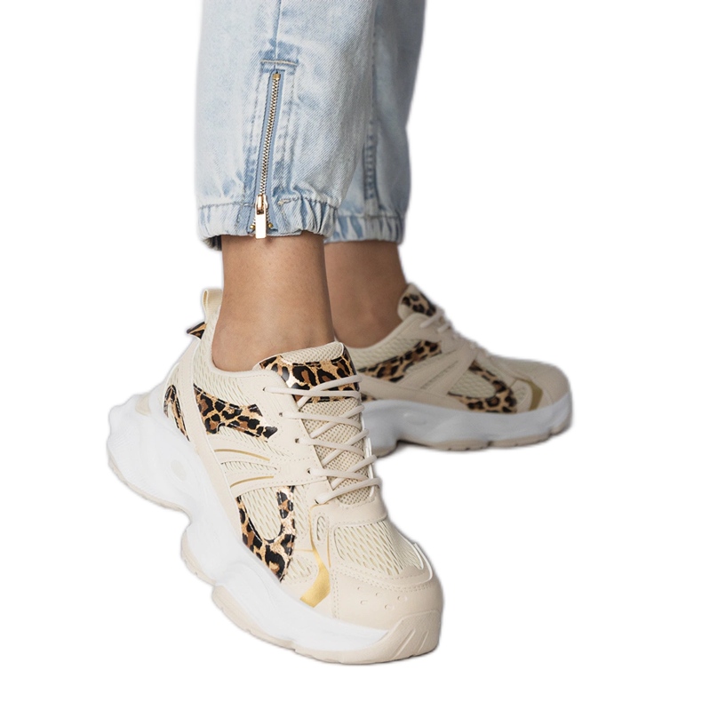 Panther Sports Sneakers em uma sola enorme bege