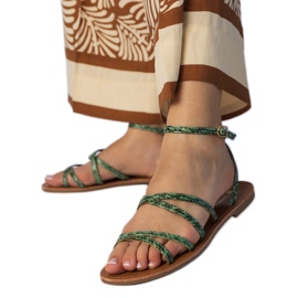 Sandálias verdes em uma sola plana Sandálias verdes em uma sola plana