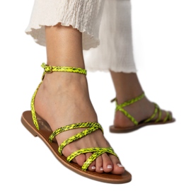 Sandálias amarelas em uma sola plana amarelo Sandálias amarelas em uma sola plana amarelo