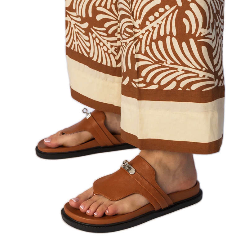 Flip -flops marrons elegantes com um ornamento castanho Flip -flops marrons elegantes com um ornamento castanho