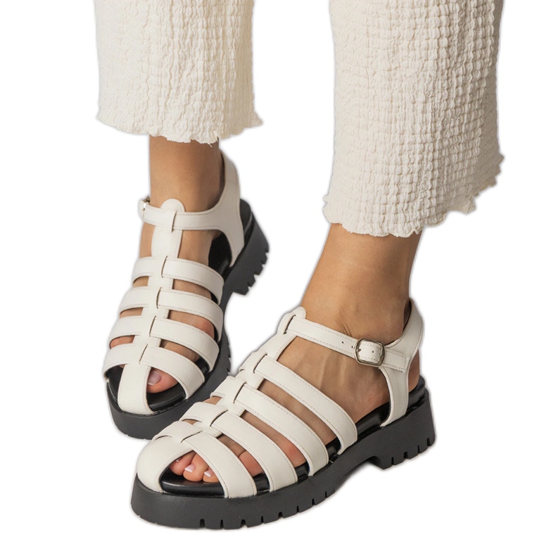 Sandálias brancas na plataforma com uma linha de dedos branco