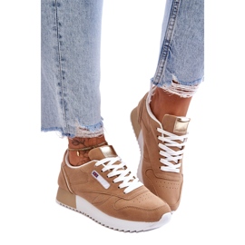 Lace-up de sapatos esportivos de couro eco na plataforma bege