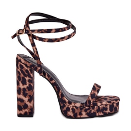 Sandálias femininas no poste com uma alça de leopardo marrom