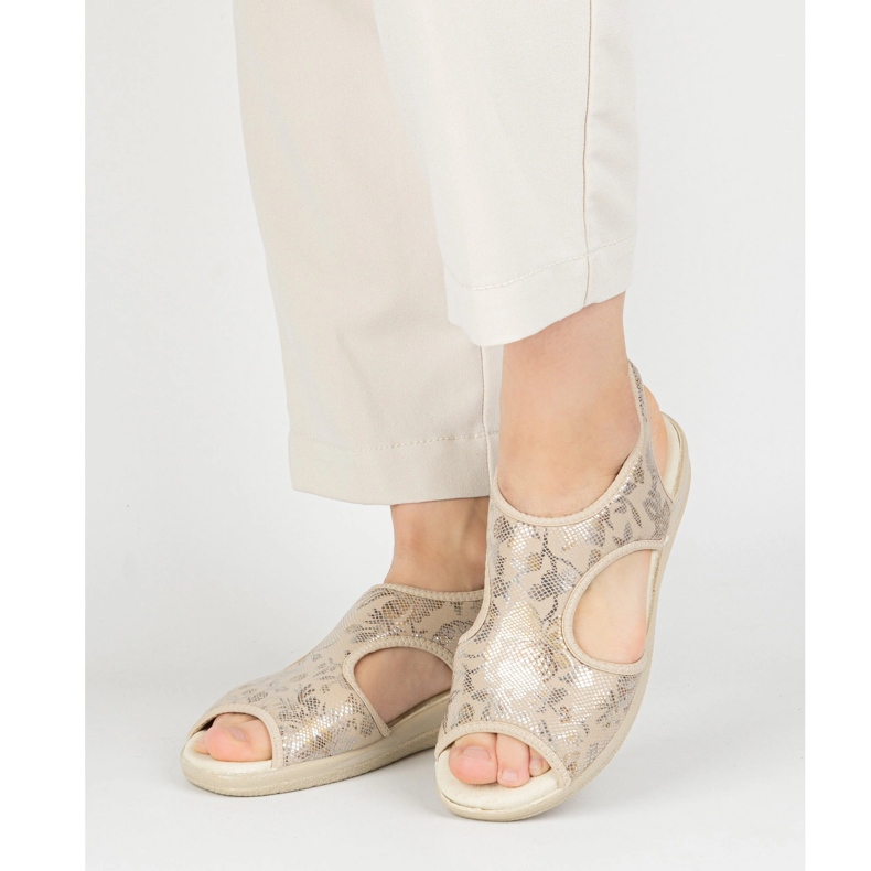 Vriston Sapatos femininos sandálias flexíveis COMFOOT EMMA BEIGE BRILHING sem