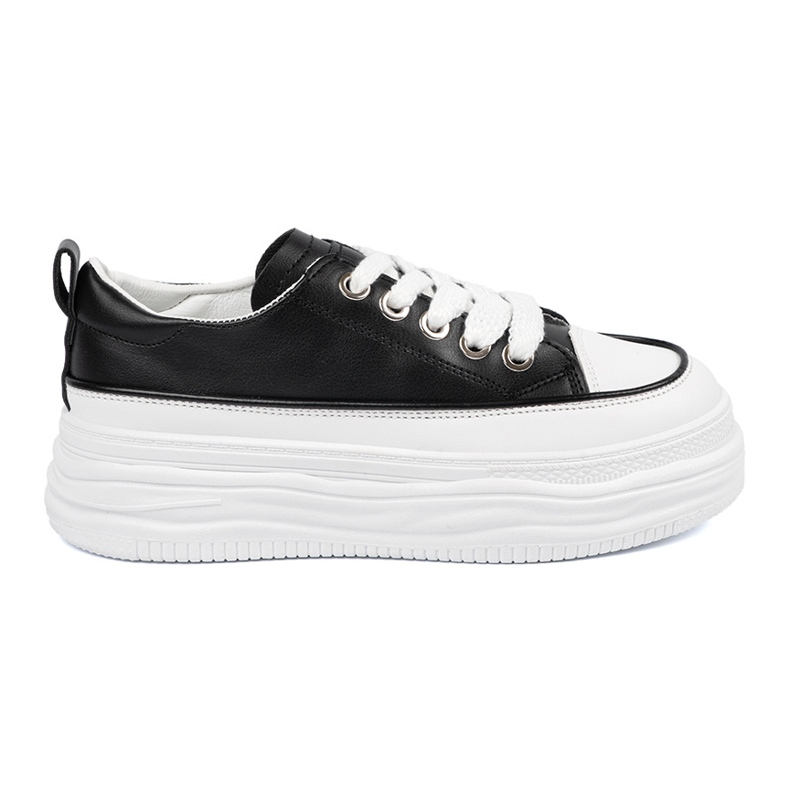 Tênis preto e branco na plataforma