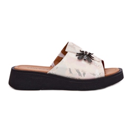 Flipers de couro feminino com um broche bege de Vinceza 66752