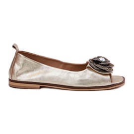 Ballerinas de couro com dedos nus e uma flor de Zazoo 1870 Zlotys dourado Ballerinas de couro com dedos nus e uma flor de Zazoo 1870 Zlotys dourado