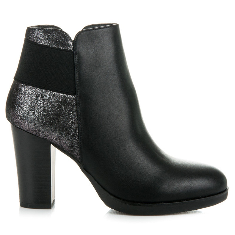 Vinceza Botas na postagem preto