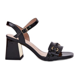 EVento Sandálias femininas lacadas em couro no pilar preto