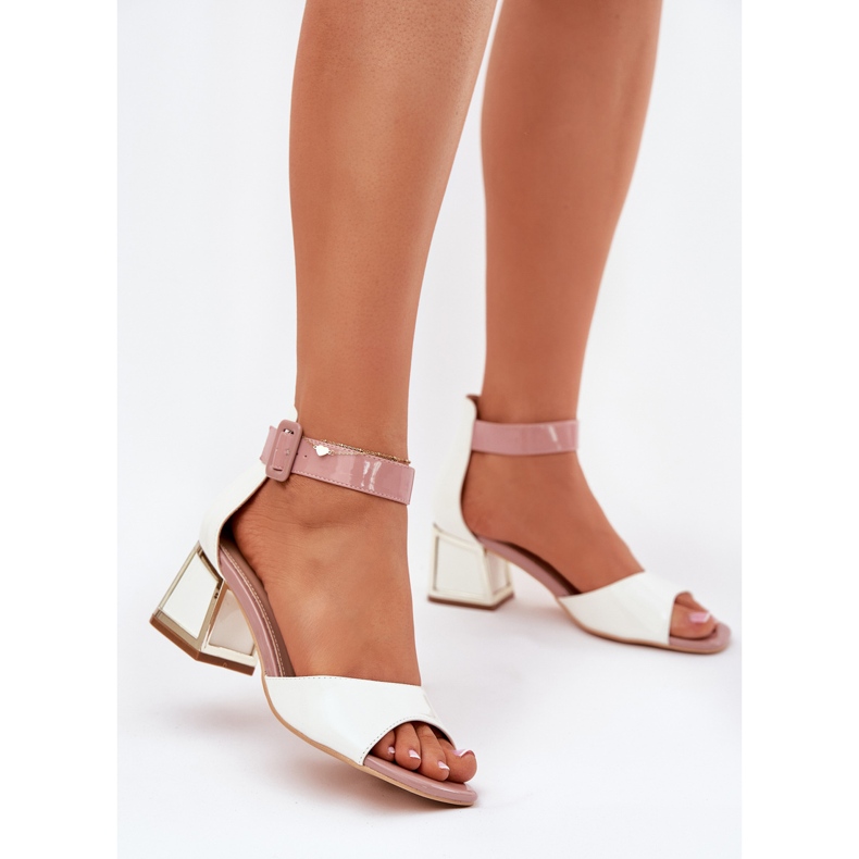 EVento Sandálias femininas envernizadas no post branco
