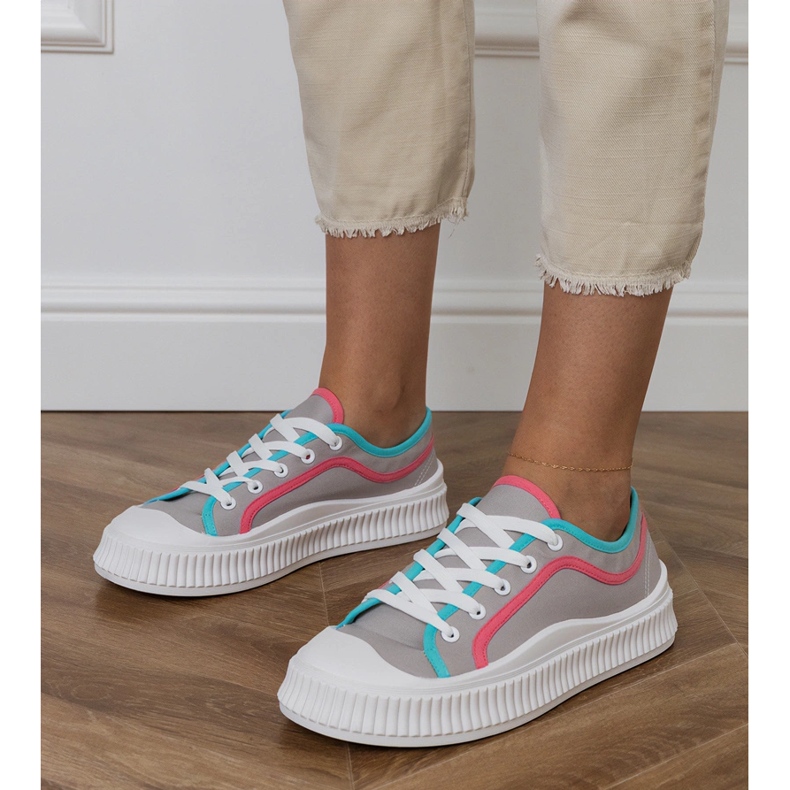 Tênis de mulheres cinzas na plataforma