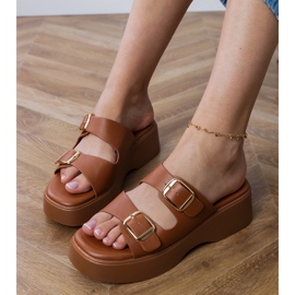 Flip -flops marrons com grampos em listras castanho