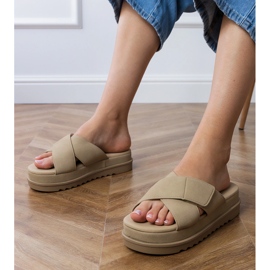 Flip -flops marrons com listras na plataforma castanho