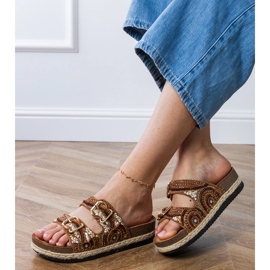 Chinelos étnicos marrons com grampos em listras marrom